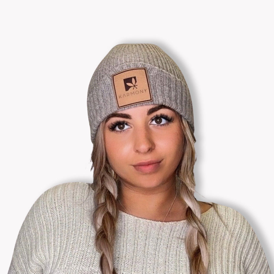 A model wearing the bark cashmere beanie.